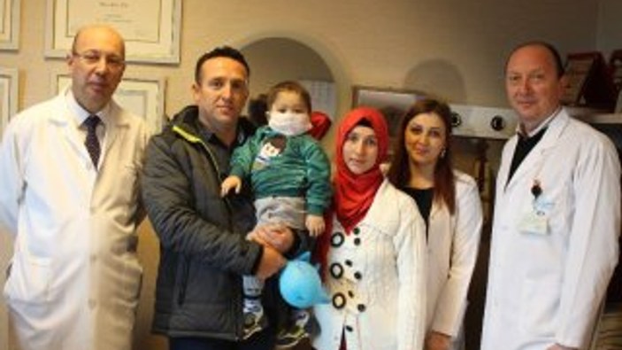İzmir'de 3 yaşındaki çocuk babasının karaciğeri ile kurtuldu