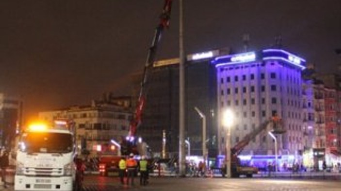 Taksim'de atıl durumdaki aydınlatma direkleri kaldırıldı
