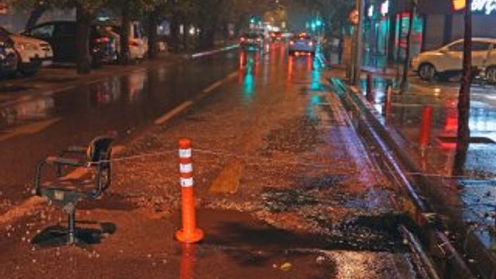 İzmir'de yola sandalyeli güvenlik şeridi