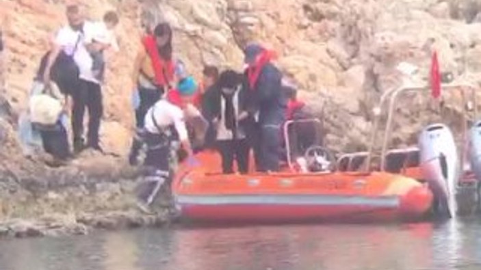 Antalya'da yardım isteyen 24 düzensiz göçmen kurtarıldı