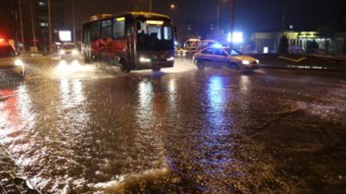 Kahramanmaraş'ta sağanak yağış hayatı felç etti