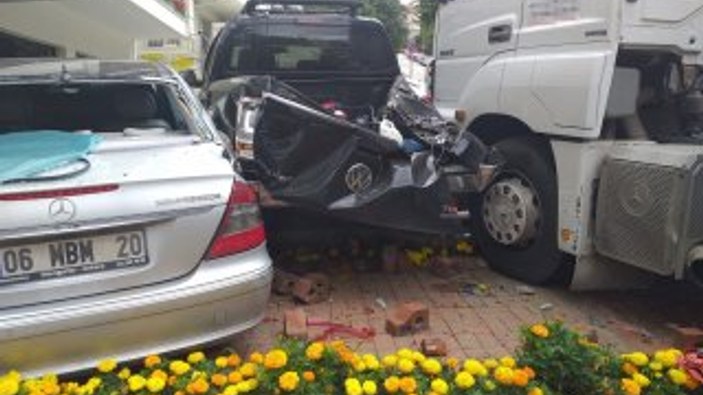 Ankara'da şoförün üstünden geçen tır 5 araca çarptı