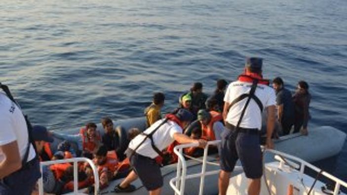 Kuşadası Körfezi’nde 77 kaçak göçmen yakalandı