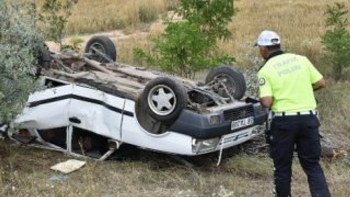 Sivas'ta lastiği patlayan otomobil devrildi: 6 yaralı