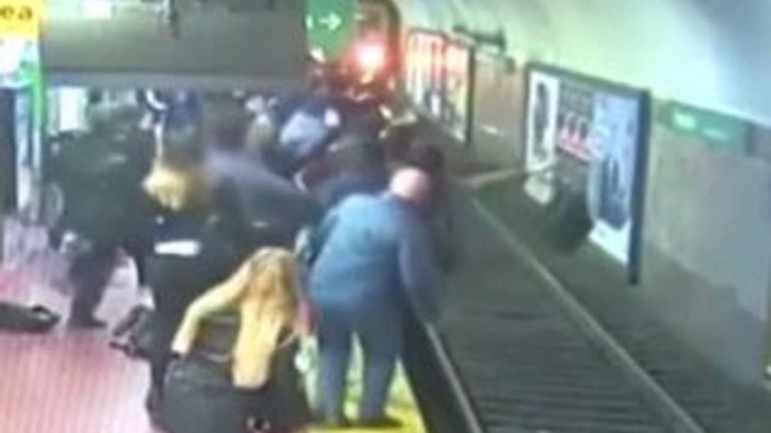 Arjantin'de metro raylarına düşen kadın kıl payı kurtuldu