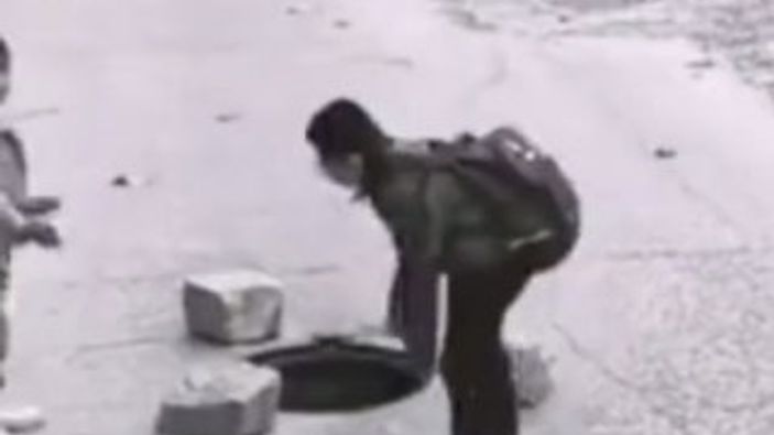 Çin'de açık unutulan çukur için önlem alan çocuklar