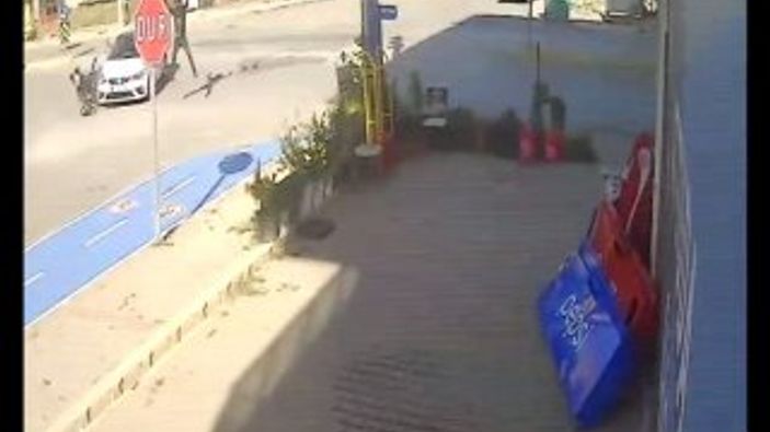 Denizli'de kaza yapan motosiklet sürücüsü havada taklalar attı