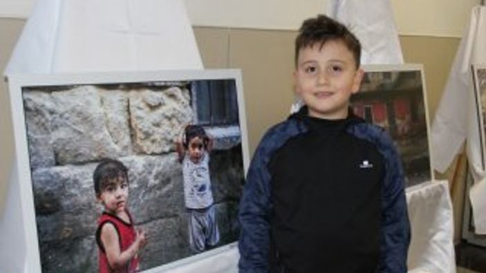 7 yaşındaki çocuk fotoğraflarını sergiledi
