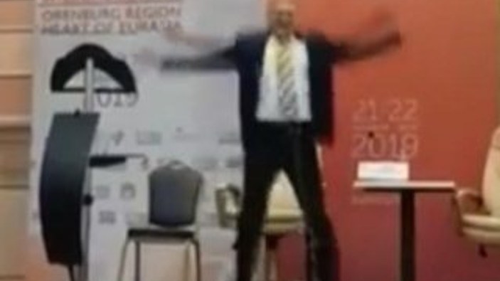 Rusya'da dans ettiği için sahneden indirilen başkan