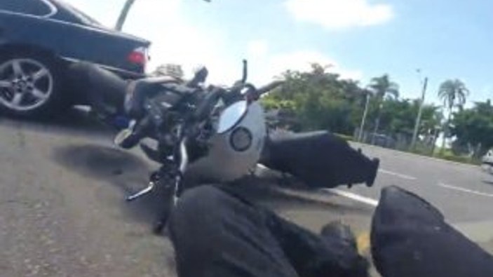 Avustralya'da kızlara bakarken kaza yapan motorcu
