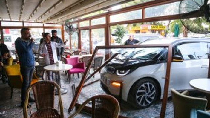Adana'da elektrikli otomobil kafeye girdi: 2 yaralı