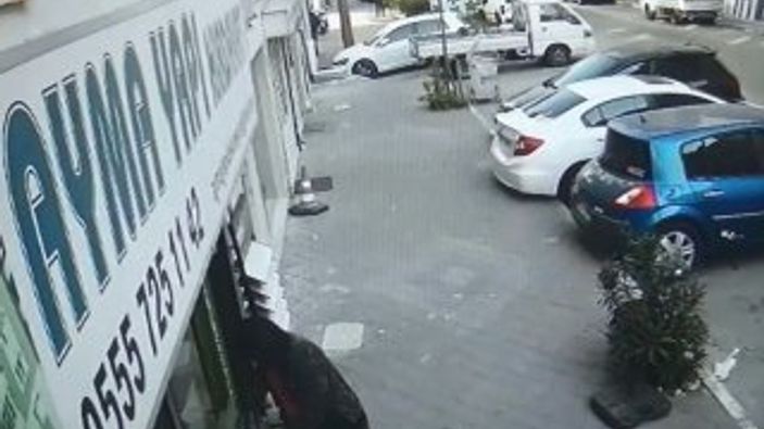 Bir şey bulamayan hırsız semaveri alıp, kaçtı