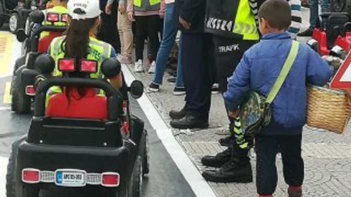 Trafik eğitimi veren polislerden küçük simitçiye jest
