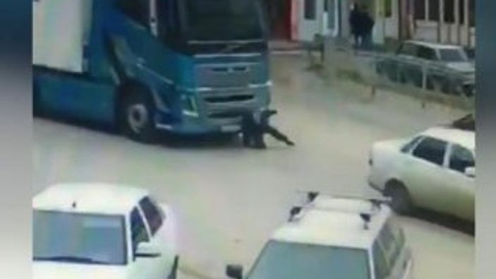 10 yaşında çocuğun tırın altında kalma anı kameraya yansıdı
