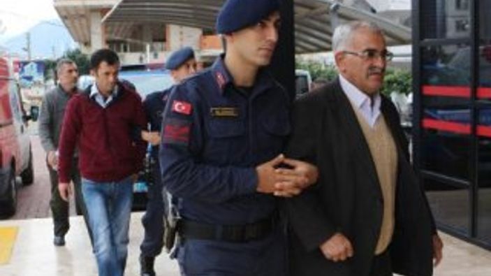 Antalya'da bahçesinde zeytin toplayan kadını kaçırdılar