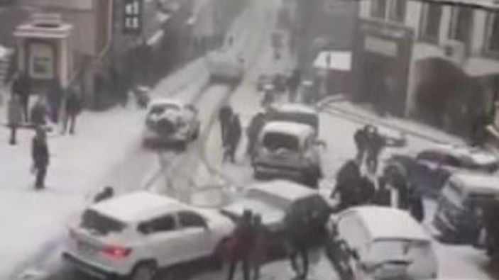 Artvin'de vatandaşın karda kayan araçlara verdiği tepki