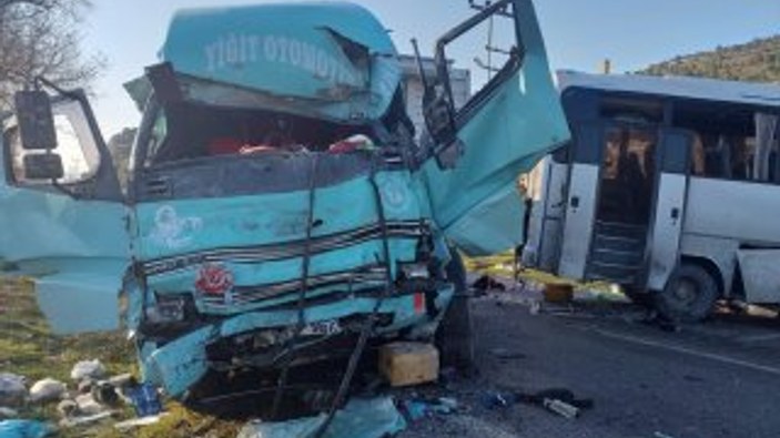 İzmir'de servis aracı ile kamyon çarpıştı: 4 ölü 8 yaralı