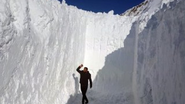 Yüksekova’da 6 metreyi bulan kar