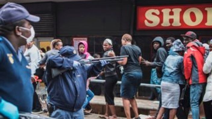 Güney Afrika'da sosyal mesafeye uymayanlara plastik mermi