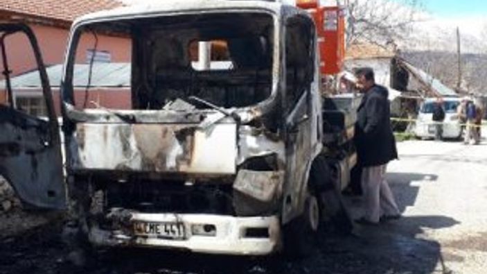 Elektrik dağıtım şirketinin kamyonetini ateşe verdi