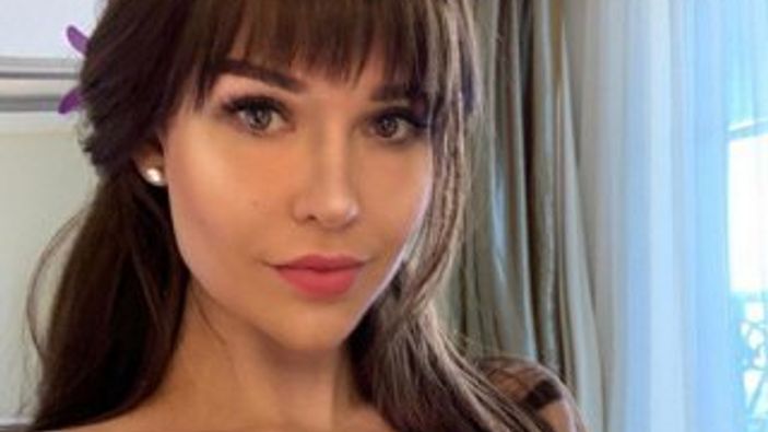 Rus model karantina için arkadaş arıyor