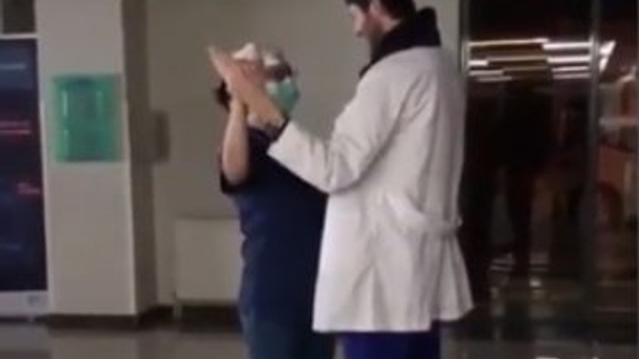 Sağlık çalışanı çiftten hastanede düğün dansı