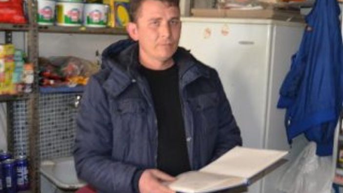 Bakkal borçlarını ödedi, veresiye defterini yırttı
