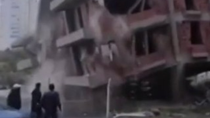 Ankara'da dört katlı bina önlem alınmadan yıkıldı