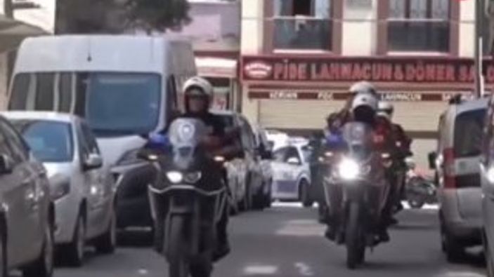 Sultangazi'de polislerden, çocuklara 23 nisan kutlaması
