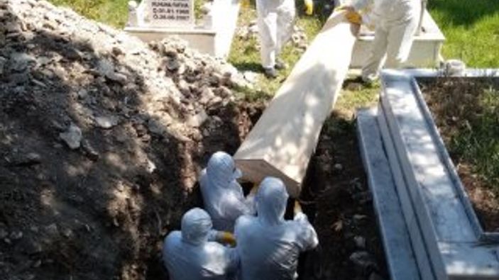 Zonguldak'ta koronadan ölen kadını akrabaları defnetti
