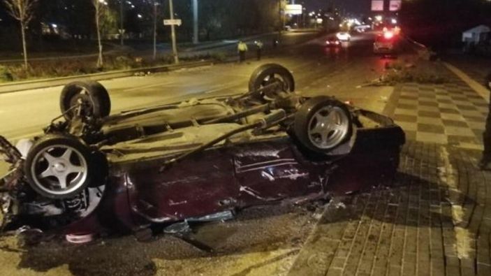 Kazada hurdaya dönen otomobildeki 2 kişi ağır yaralandı