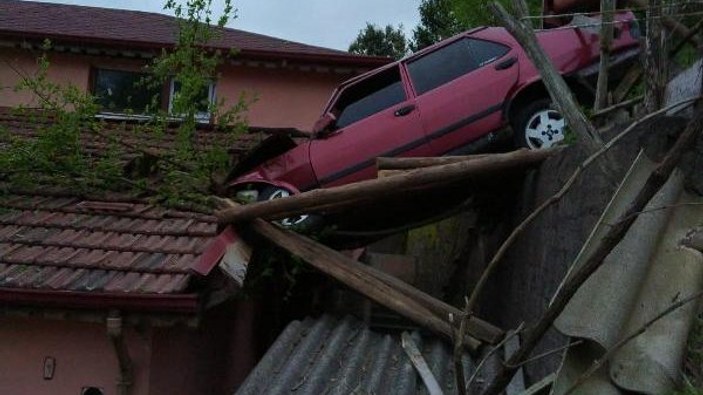 Zonguldak'ta virajı alamayan araç, çatıya uçtu