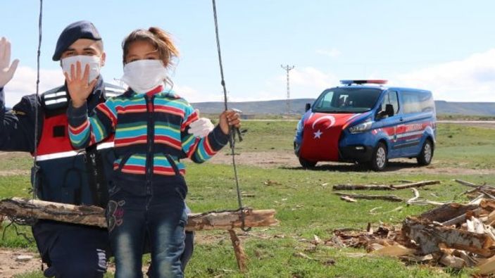 Kırşehir'de jandarma çocuklara bayrak dağıttı