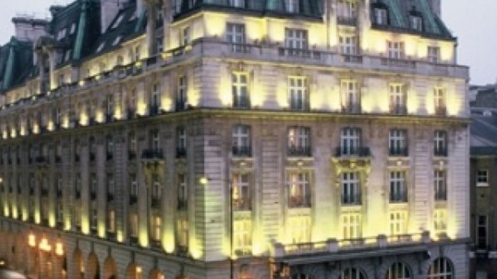 Londra'nın ünlü oteli 800 milyon sterline aldı