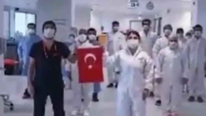 Yoğun bakım çalışanları İstiklal Marşı’nı hastanede okudu