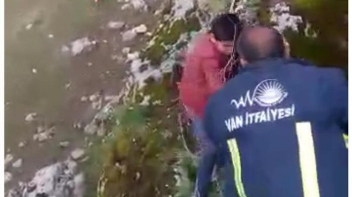 Van'da, kayalıklarda mahsur kalan çocuk kurtarıldı