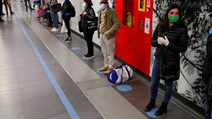 İtalya'da tren istasyonlarında sosyal mesafe önlemi