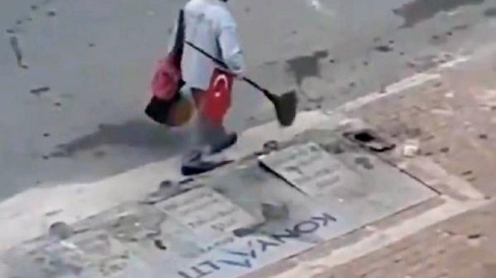 Türk bayrağını süpürgesinin sapına takan işçiye ödül