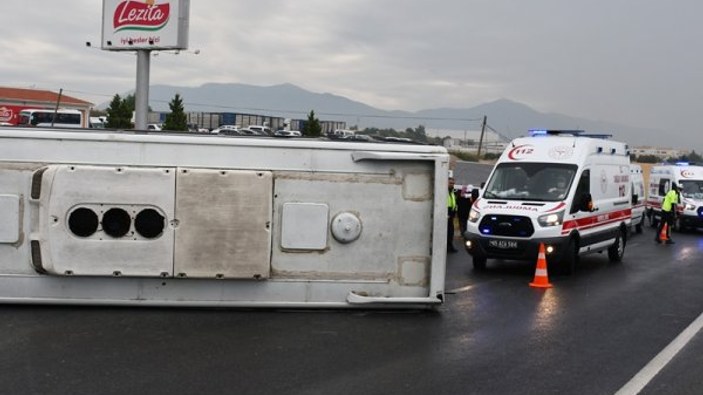 İzmir'de tarım işçileri taşıyan minibüs devrildi