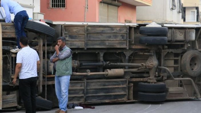 Adana'da tarım işçilerini taşıyan servisler çarpıştı