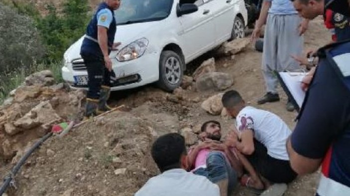 Mersin'de el freni çekilmeyen otomobil 4 kişiye çarptı