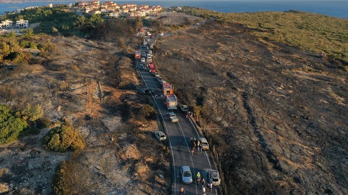 İzmir'de otlukta çıkan yangın, 50 aracı yaktı