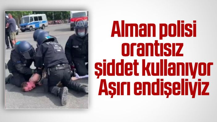 Almanya'da polis bir kadın göstericiye şiddet uyguladı