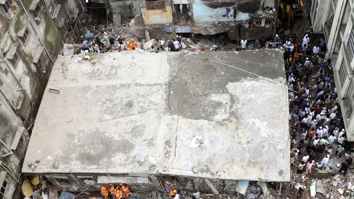 Hindistan'da 4 katlı bina çöktü