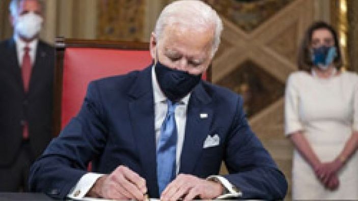 Joe Biden, ABD Başkanı olarak ilk belgelerini imzaladı