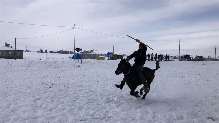 Kars’ta 30 santimetre karda cirit şovu
