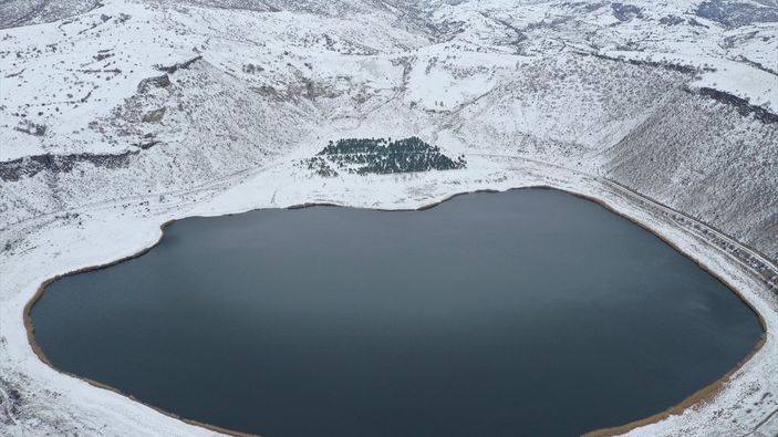 Aksaray'daki Narlıgöl, kardan beyaz örtüsü ile ilgi odağı