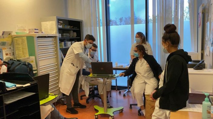 Fransa'da genç Türk doktor, babasının öldüğü hastanede hayat kurtarıyor