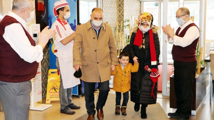 Erzurum'da ilk müşteriyi alkışlarla karşıladılar