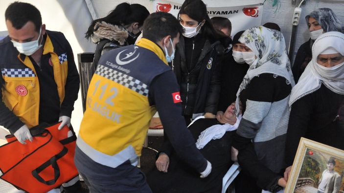 Evlat nöbetinde rahatsızlanan anneye sağlık ekipleri müdahale etti